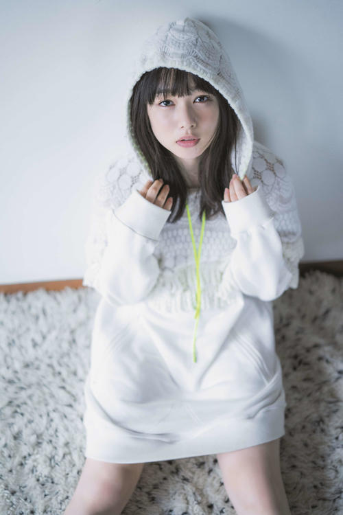 「桜井日奈子カレンダー2020」（東京ニュース通信社刊）の1カット