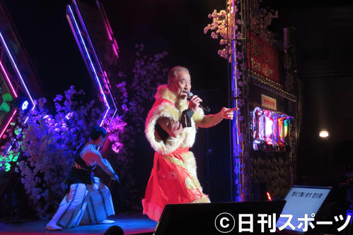 花慶の日2019ツアーファイナルのオープニングで熱唱する角田信朗