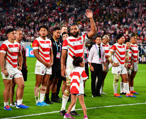 試合後、整列しリーチ・マイケルのかけ声であいさつする日本代表（撮影・清水貴仁）