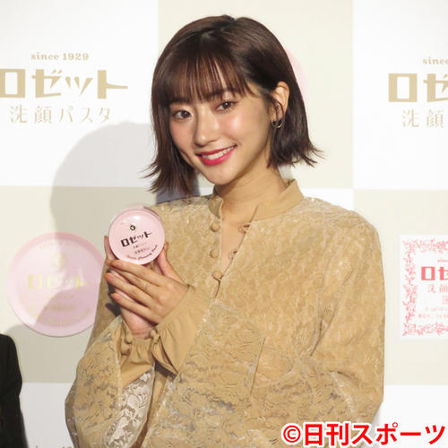 商品を持って笑顔を見せる武田玲奈（撮影・横山慧）