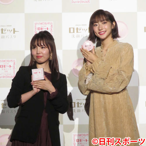  商品を持って笑顔を見せる武田玲奈（右）。左はロゼット株式会社ビューティーアドバイザーの飯田絵里加氏（撮影・横山慧）