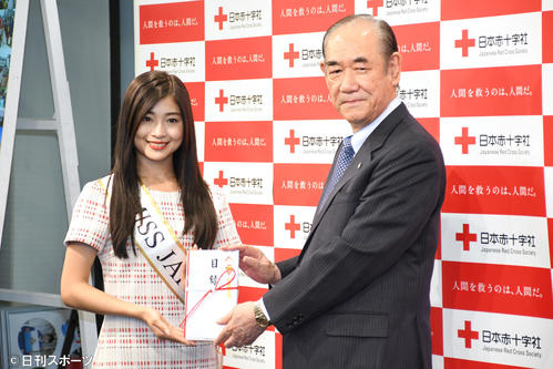 日本赤十字社を訪問し同社大塚義治社長（右）に募金を寄付するミス・ジャパン2019の土屋炎伽さん（撮影・大友陽平）