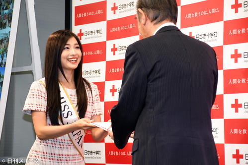 日本赤十字社を訪問し同社大塚義治社長（右）に募金を寄付するミス・ジャパン2019の土屋炎伽さん（撮影・大友陽平）