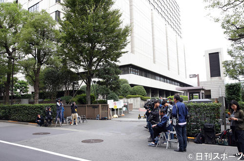 田口淳之介被告の判決公判のため東京地裁前に集まった報道陣たち（撮影・大野祥一）