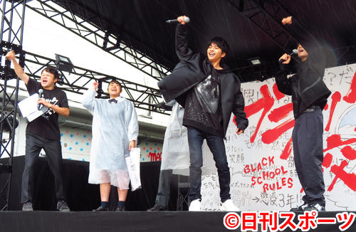 映画「ブラック校則」イベントでファンに呼びかけるSexy　Zone佐藤勝利（中央）King＆Prince高橋海人（右）（撮影・大井義明）