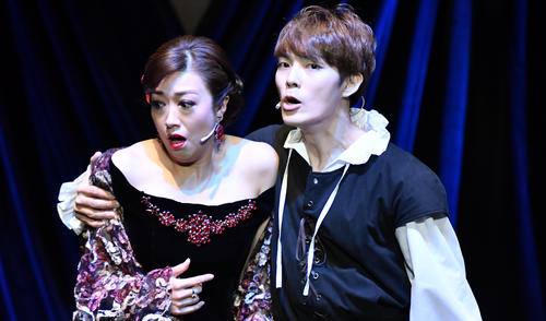 「ハムレット」に主演するキム・ヨンソク（右）と北翔海莉