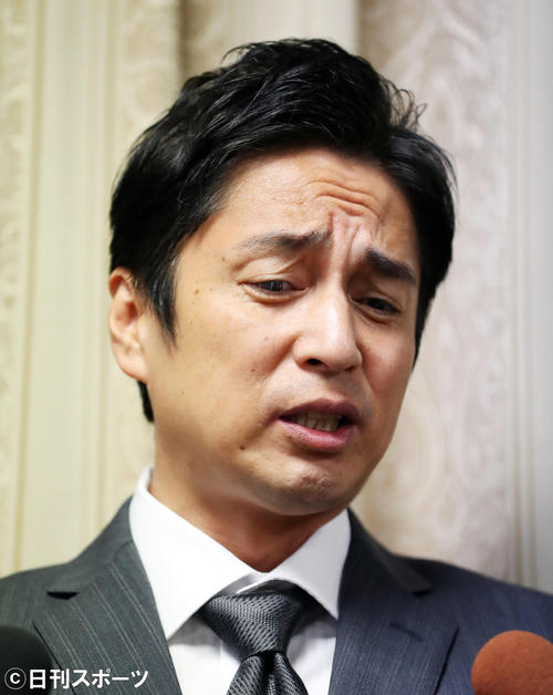 会見を行うチュートリアルの徳井（撮影・前田充）