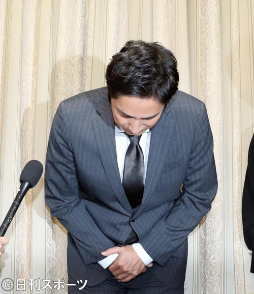 会見を行い、謝罪するチュートリアルの徳井（撮影・前田充）