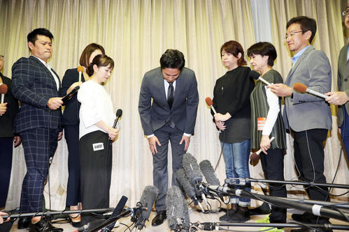 会見で謝罪するチュートリアル徳井（中央）（撮影・前田充）