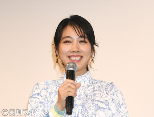 映画「わたしは光をにぎっている」完成披露試写会で、あいさつする主演の松本穂香（撮影・酒井清司）