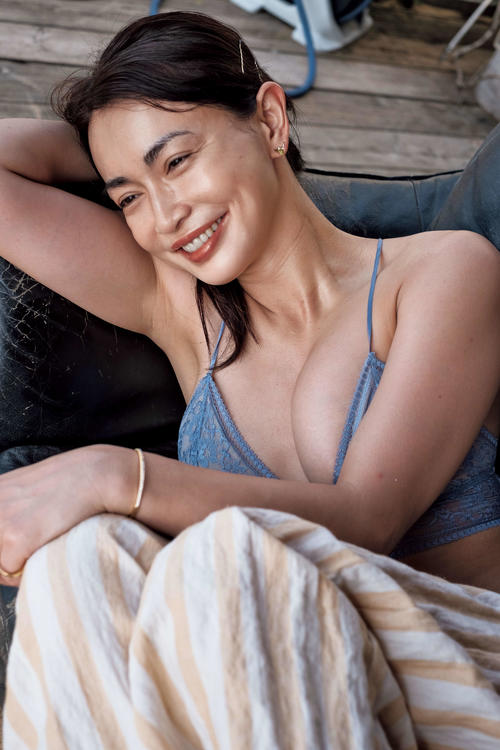 16年ぶり写真集「Just　as　a　flower」でセクシーなショットを披露する長谷川京子