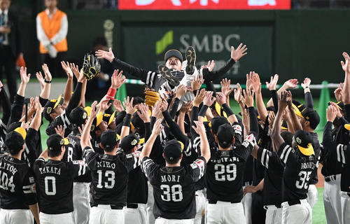 巨人対ソフトバンク　日本シリーズを制しソフトバンク工藤監督はナインから胴上げされる（撮影・山崎安昭）