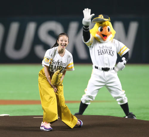 始球式で見事な投球を披露した今田美桜（2019年3月29日撮影）