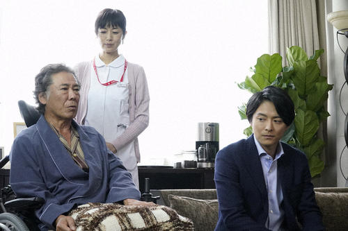 亡くなった看護師長の死因を巡り、院長の花山大次郎（西岡徳馬＝左）と副院長の大矢昌史（小池徹平＝右）が刑事に話をしていると、看護師の雨宮リカ（高岡早紀＝中）が入ってきた（C）東海テレビ
