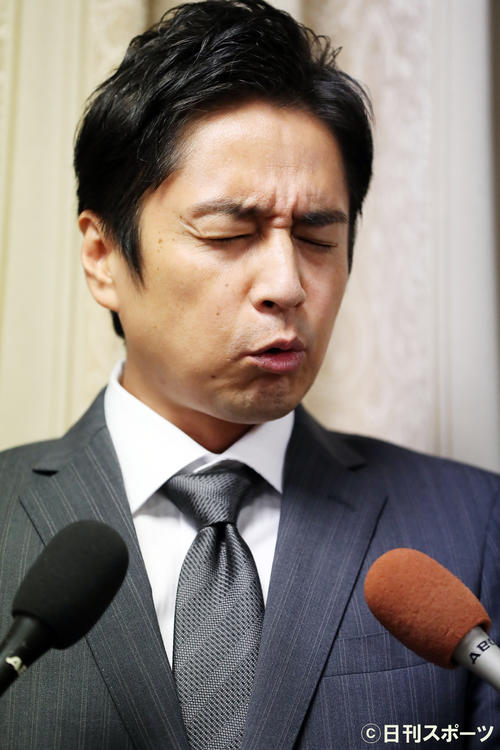会見を行うチュートリアルの徳井（撮影・前田充）