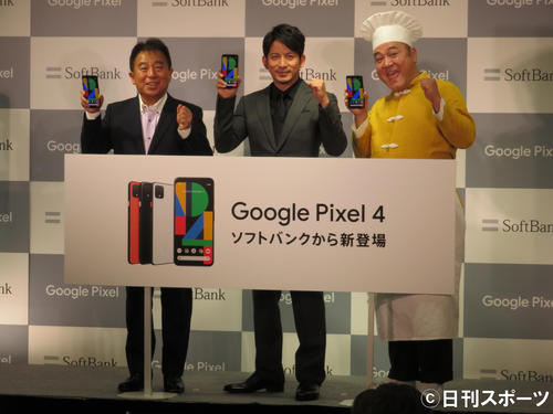 ソフトバンク「Google　Pixel　4」「Google　Pixel　4　XL」発売セレモニーに出席した（左から）榛葉淳代表取締役副社長執行役員兼COO、岡田准一、山崎弘也（撮影・横山慧）