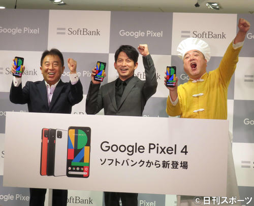 ソフトバンク「Google　Pixel　4」「Google　Pixel　4　XL」発売セレモニーに出席した（左から）榛葉淳代表取締役副社長執行役員兼COO、岡田准一、山崎弘也（撮影・横山慧）