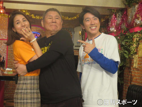 フジテレビ系「FNS27時間テレビ　にほんのスポーツは強いっ！」の制作発表の写真撮影で、どさくさにまぎれて永島優美アナウンサー（左）に抱きつくビートたけし（中央）。右は村上信五
