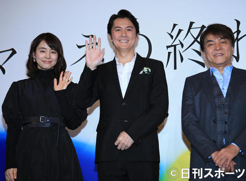 舞台あいさつする、左から石田ゆり子、福山雅治、西谷弘監督（撮影・中島郁夫）