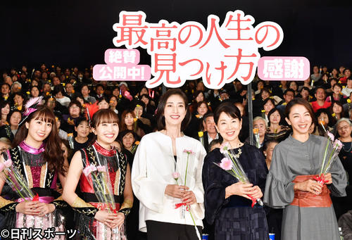ガーベラを手に笑顔を見せる、左からももいろクローバーZの佐々木彩夏と百田夏菜子、天海祐希、吉永小百合、満島ひかり（撮影・横山健太）