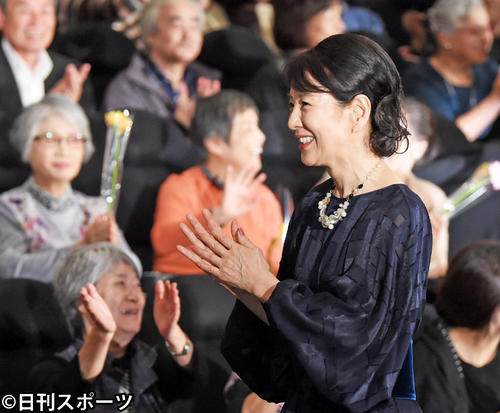 観客にあいさつをし会場を後にする吉永小百合（撮影・横山健太）