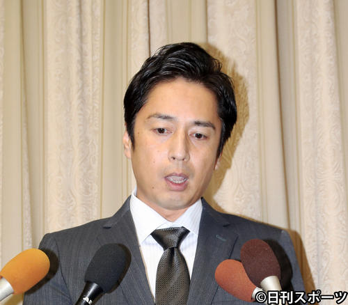 会見を行うチュートリアルの徳井義実（19年10月23日撮影）