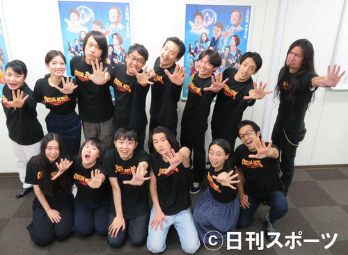 座談会に参加した映画「スペシャルアクターズ」出演の俳優陣。前列左から津上理奈、仁後亜由美、大澤数人、河野宏紀、清瀬やえこ、川口貴弘、後列左から南久松真奈、櫻井麻七、上田耀介、富士たくや、三月達也、山下一世、原野拓巳、宮島三郎（撮影・村上幸将）