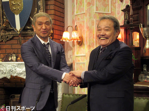 「探偵！ナイトスクープ」の最後の収録に臨んだ西田敏行（右）は新局長の松本人志とガッチリ握手（撮影・星名希実）