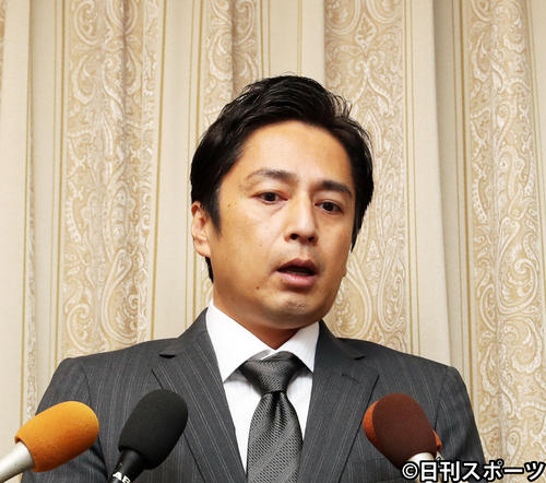 会見を行うチュートリアルの徳井（19年10月23日撮影）