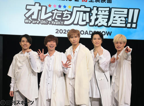 特別カーテンコールで主演映画製作発表をするA．B．C－Z。左から五関晃一、河合郁人、橋本良亮、戸塚祥太、塚田僚一（撮影・中島郁夫）