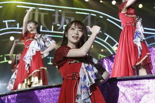 「ジコチューで行こう！」でポーズを決める秋元真夏
