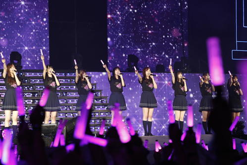 「乃木坂の詩」を披露する乃木坂46