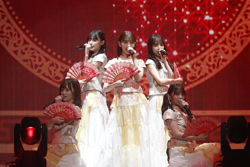 中国王宮風の衣装で「バレッタ」を披露する乃木坂46