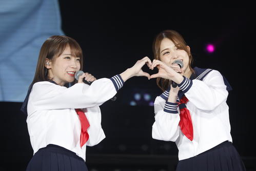 「無表情」でハートを作る秋元真夏（左）と松村沙友理