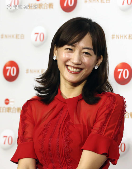 紅白歌合戦司会者取材会で笑顔を見せる紅組司会の綾瀬はるか(撮影・河野匠)