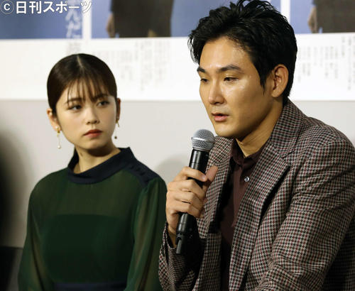 プレミアムドラマ「歪んだ波紋」完成試写会・会見で記者の質問に答える松田龍平(右)とそれを見つめる小芝風花(撮影・河野匠)