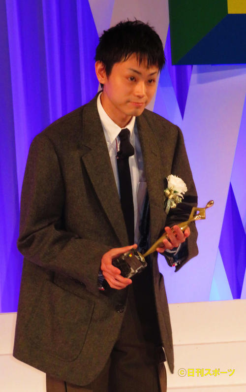 「東京ドラマアウォード2019」主演男優賞に選ばれ、トロフィーを持つ菅田将暉