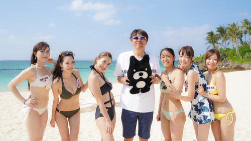 AbemaTVの特別番組「恋する沖縄48時間ムーンビーチでタカさんチェック！」の放送が決まった石橋貴明（中央）