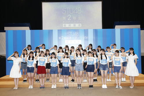 STU48の第2期生に選出され岡田奈々（前列左端）瀧野由美子（同右端）と写真に納まる合格者たち　（Ｃ）ＳＴＵ