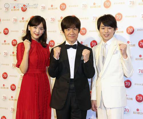 紅白歌合戦司会者取材会で記念撮影に納まる、左から紅組司会の綾瀬はるか、総合司会の内村光良、白組司会の櫻井翔（撮影・河野匠）