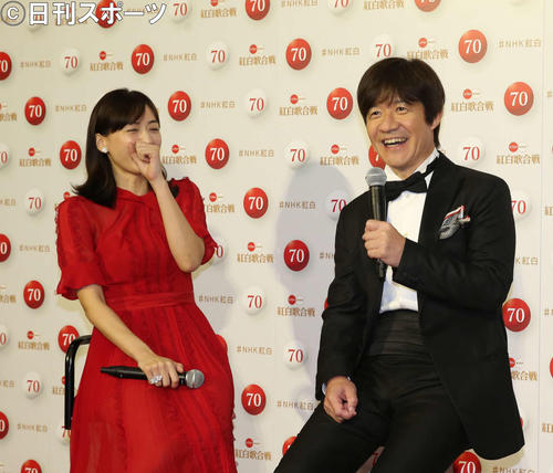 紅白歌合戦司会者取材会で笑顔を見せる、紅組司会の綾瀬はるかと総合司会の内村光良（撮影・河野匠）