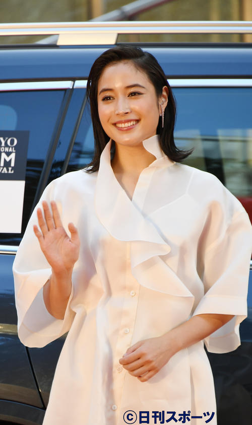 東京国際映画祭のレッドカーペットで、笑顔でポーズをとる広瀬アリス（撮影・酒井清司）
