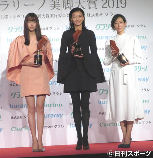 「クラリーノ美脚大賞2019」授賞式に出席した、左から山本美月、栄倉奈々、木村多江