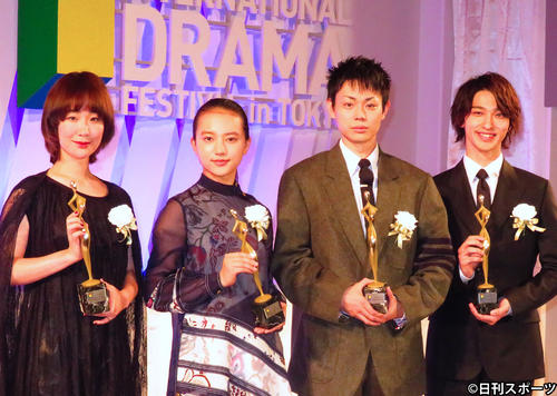 「東京ドラマアウォード2019」表彰式に出席した左から助演女優賞の黒木華、主演女優層の清原果耶、主演男優賞の菅田将暉、助演男優賞の横浜流星（撮影・大井義明）