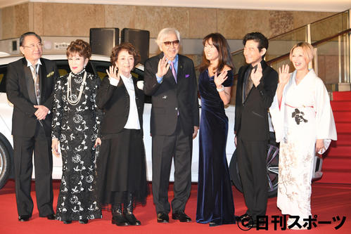 回東京国際映画祭のレッドカーペットで記念撮影する、左から前田吟、浅丘ルリ子、倍賞千恵子、山田洋次監督、後藤久美子、吉岡秀隆、夏木マリ（撮影・酒井清司）