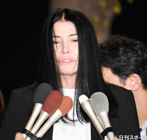 裁判を終え報道陣からの質問に答えるカイヤ（撮影・横山健太）