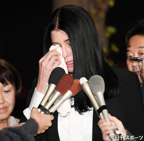 涙を拭いながら報道陣からの質問に答えるカイヤ（撮影・横山健太）