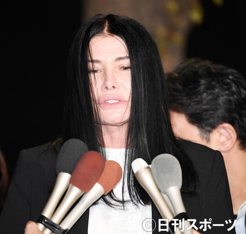 裁判を終え報道陣からの質問に答えるカイヤ（撮影・横山健太）