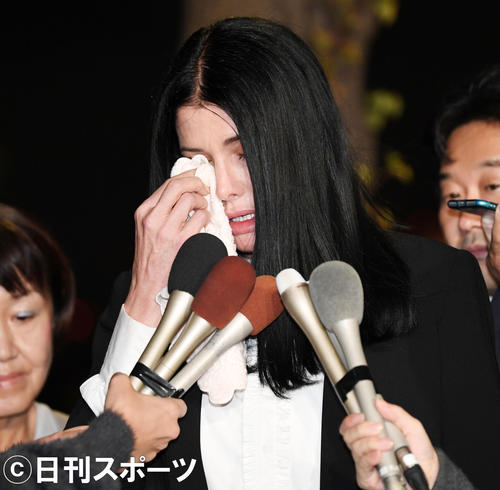 涙を拭いながら報道陣からの質問に答えるカイヤ（撮影・横山健太）