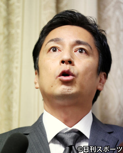 会見を行うチュートリアルの徳井義実（2019年10月23日撮影）